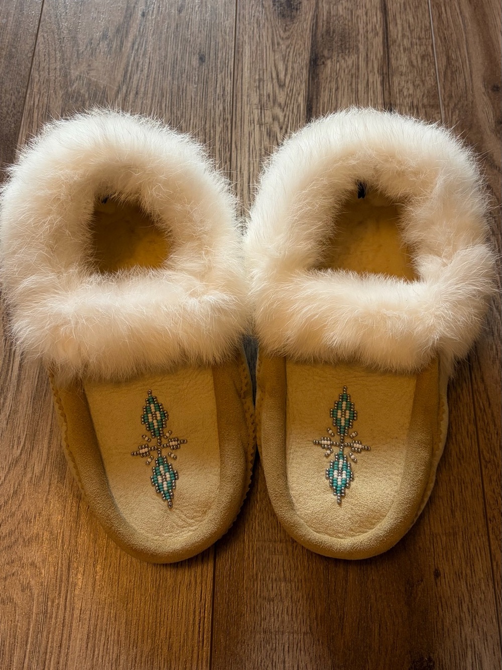 Manitobah Mukluks Red River Slippers - Birch / White, Women's Size 8